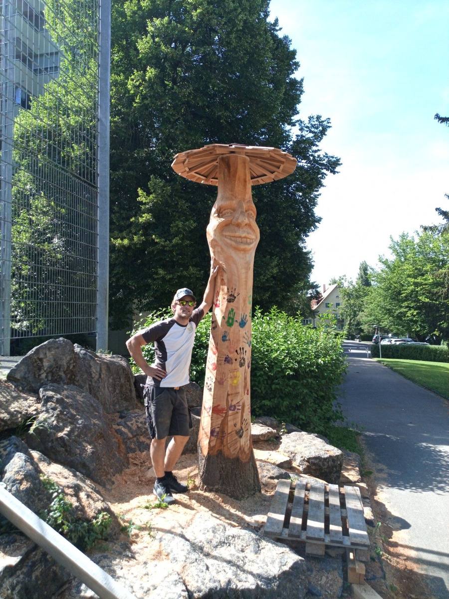 Baumskulptur mit Pilzhut