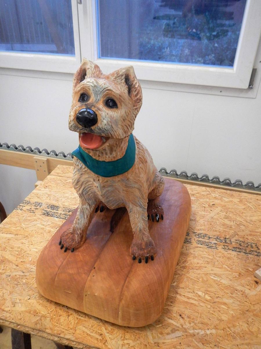 Hundeportrait aus Lindenholz