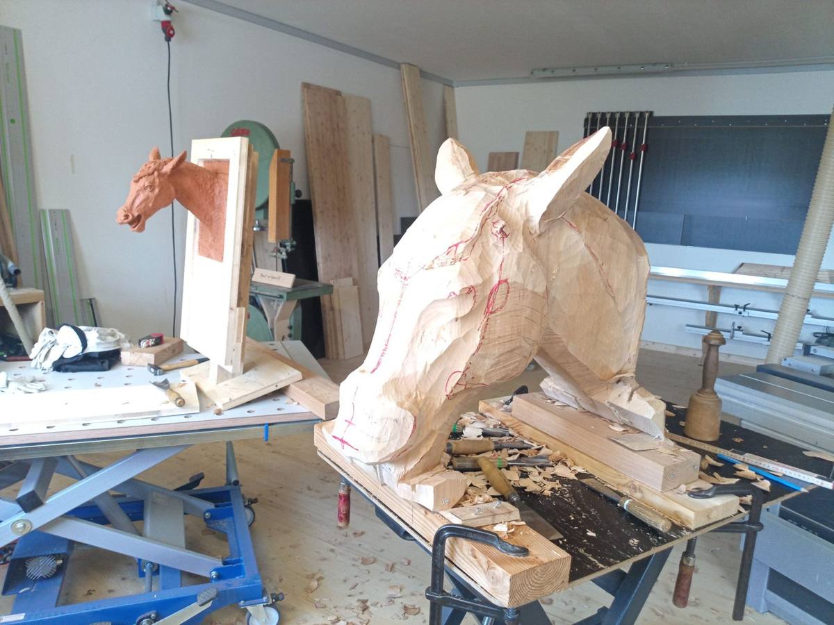 Pferdekopf aus Lindenholz in Arbeit