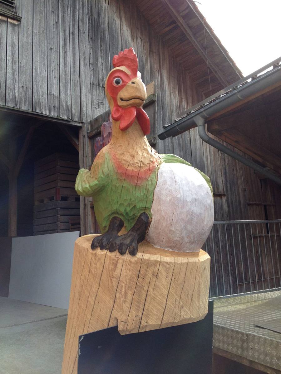 Geschnitzter Hahn