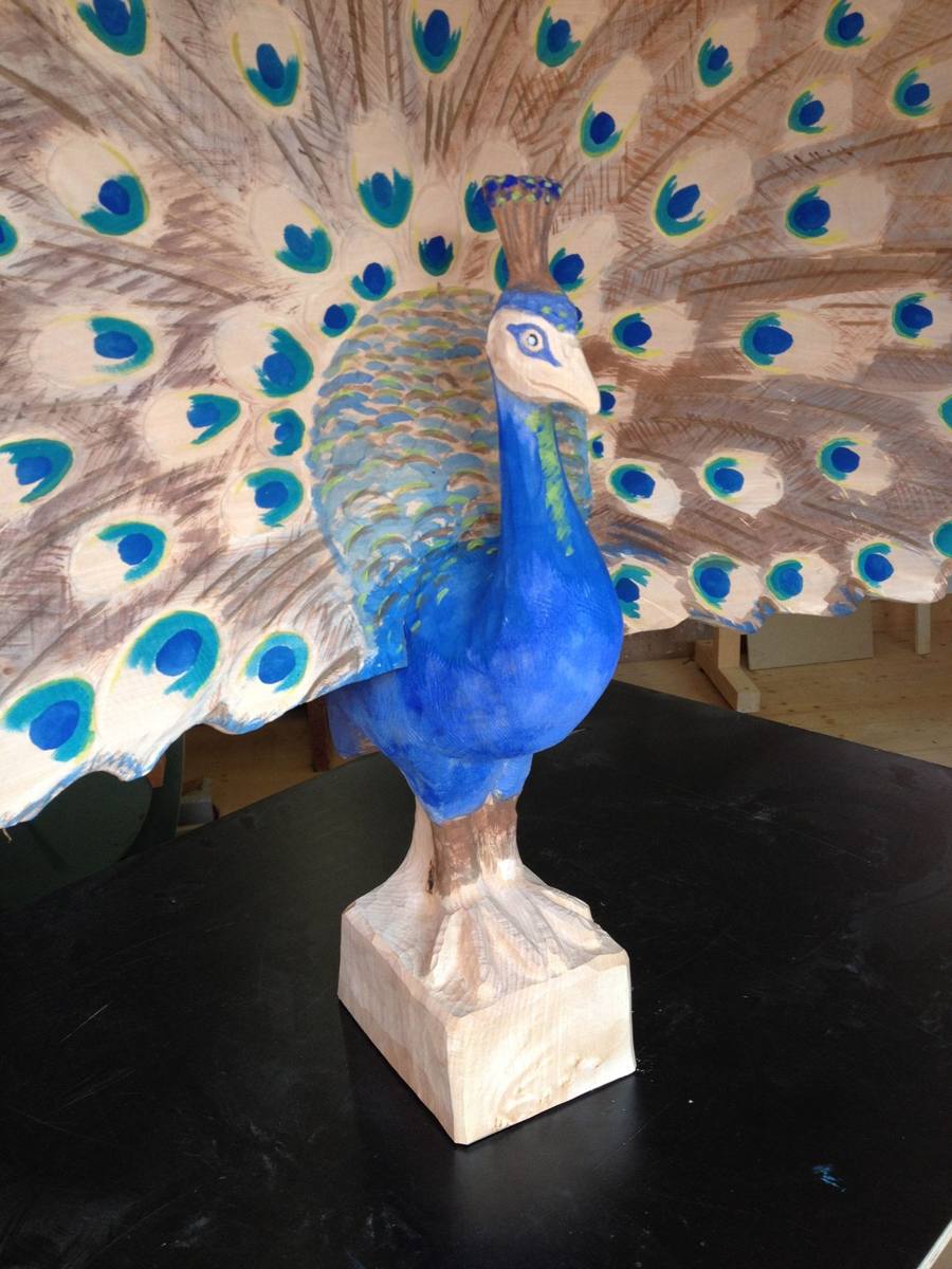 Geschnitzter Pfau, bemalt