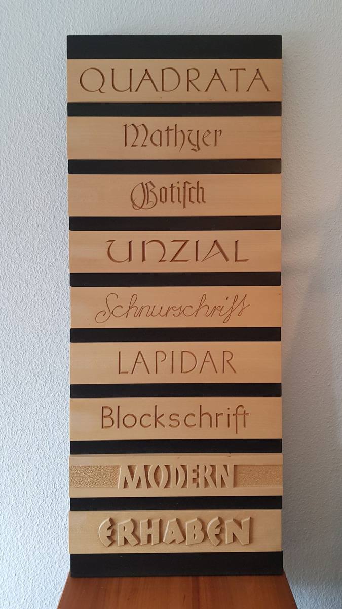 Schriftsäule mit eingeschnitzten Namen