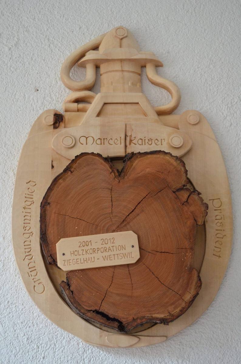 Geschnitzte Tafel mit Baumscheibe