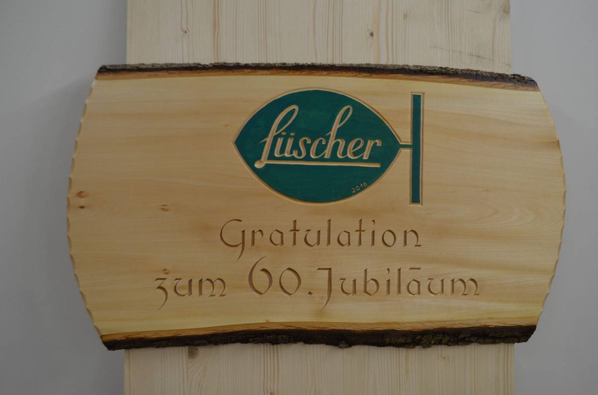 Jubiläumstafel mit Firmenlogo