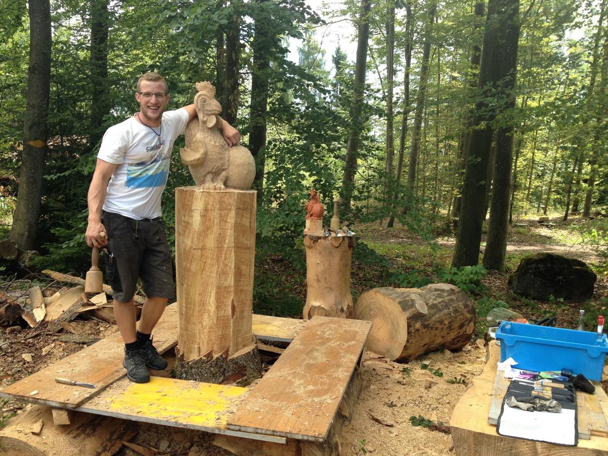 Samuel Kreuzer beim Schnitzen im Wald