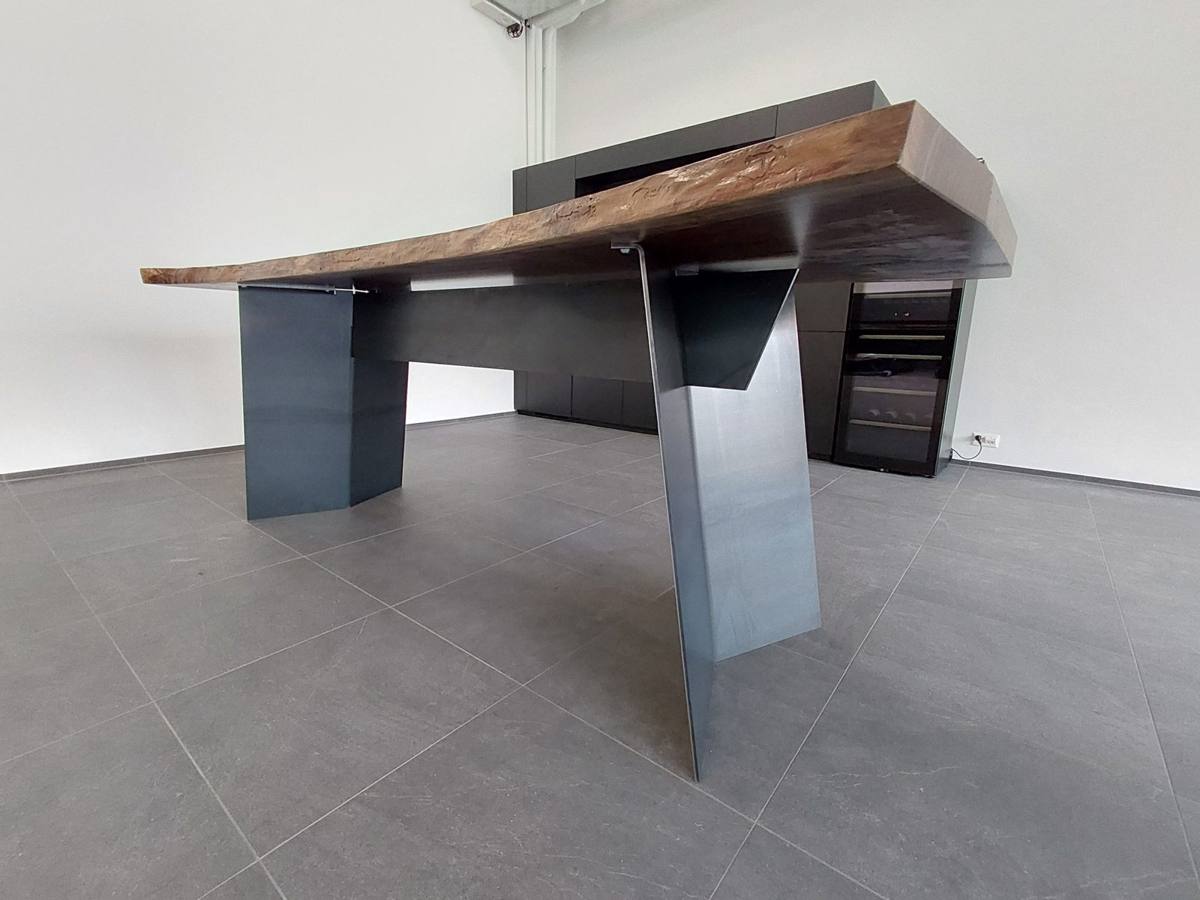 Tisch mit Stahlfüssen