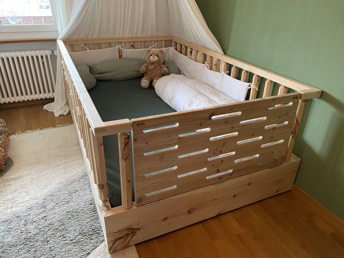 Kinderbett aus Arve
