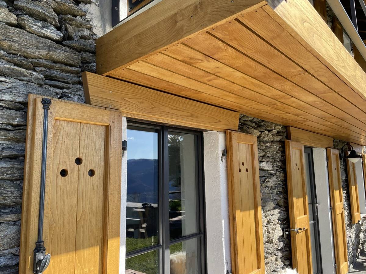 Fensterläden und Holzverkleidung