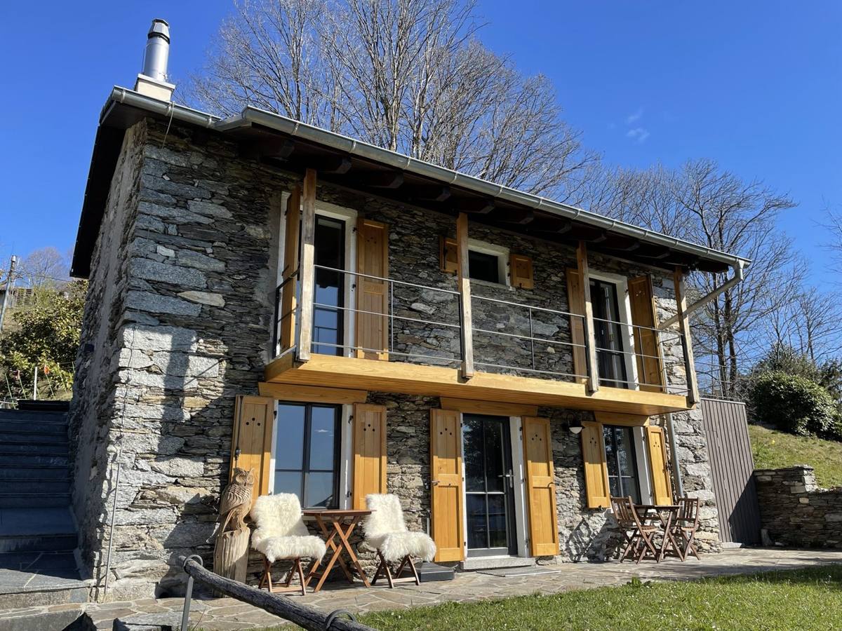 Steinhaus mit Holzläden
