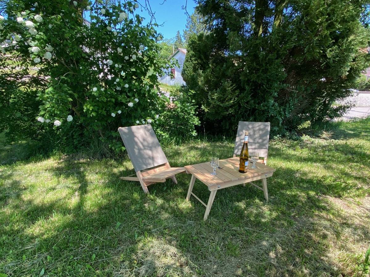 Liegestühle aus Holz im Garten