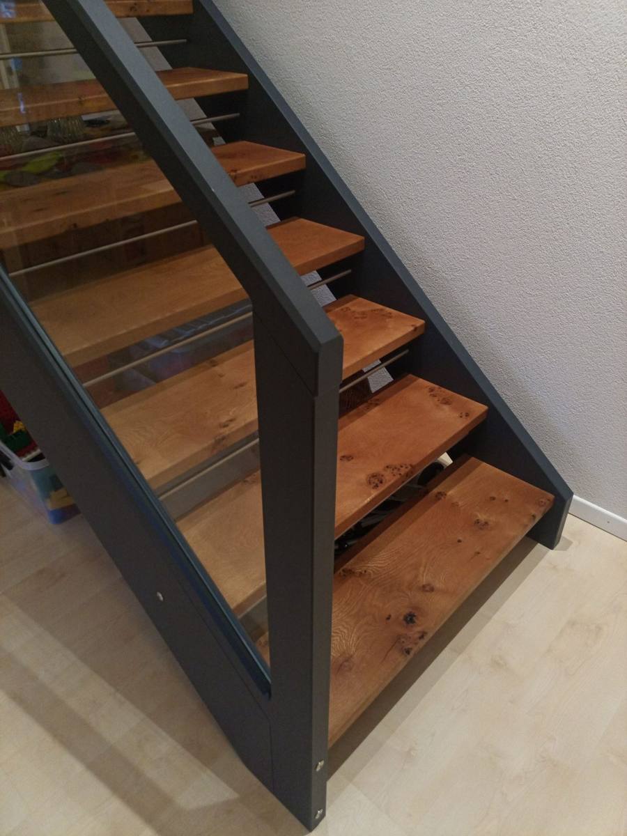 Treppe mit Holzstufen