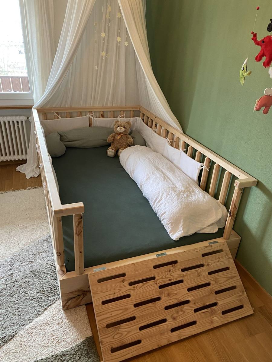Kinderbett aus Arve mit Rampe