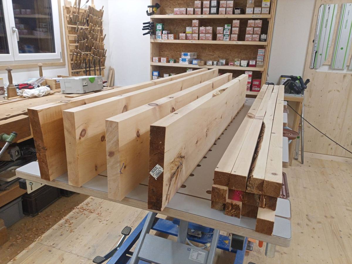 Holzbalken in der Werkstatt