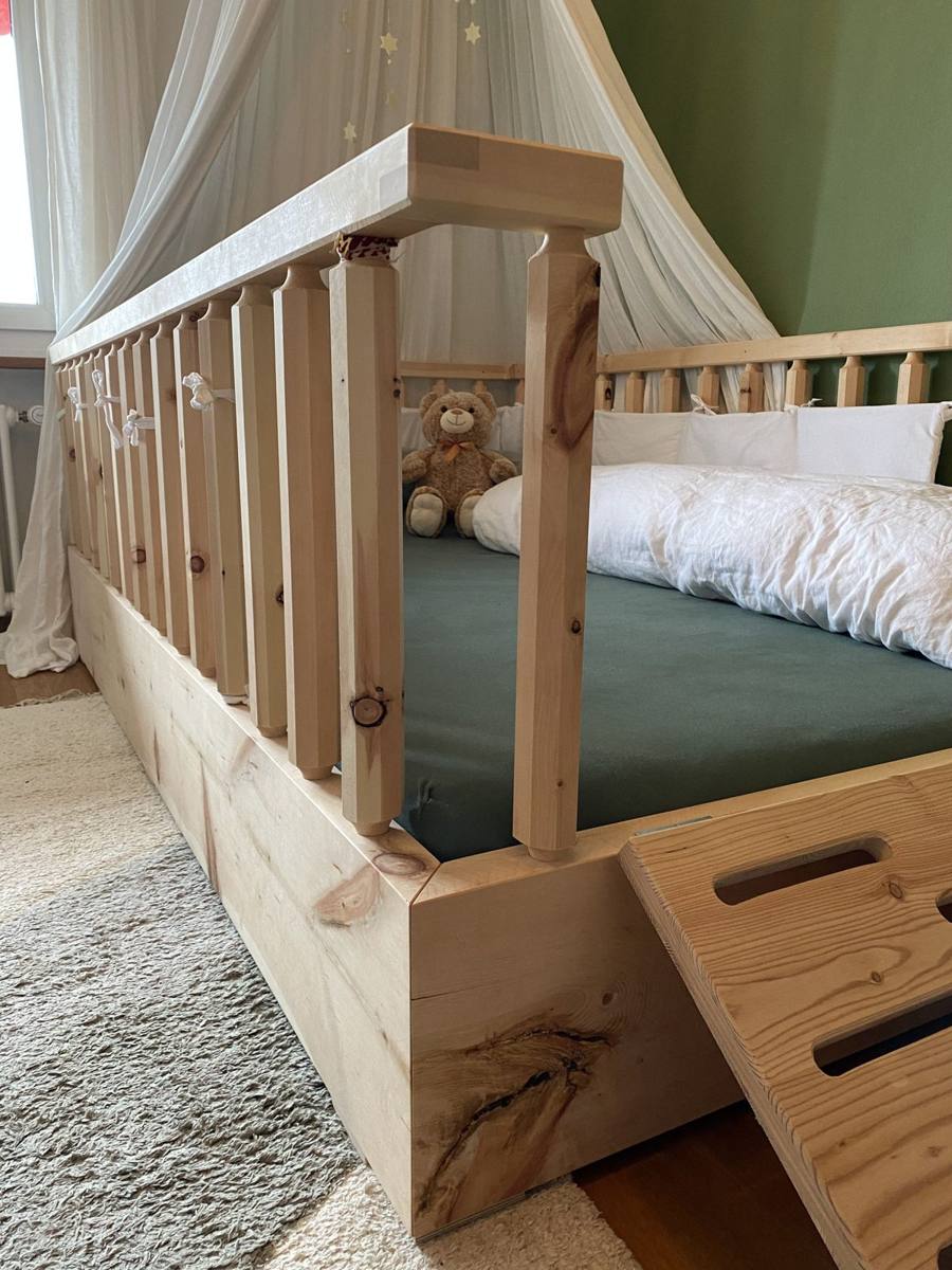 Kinderbett mit Geländer