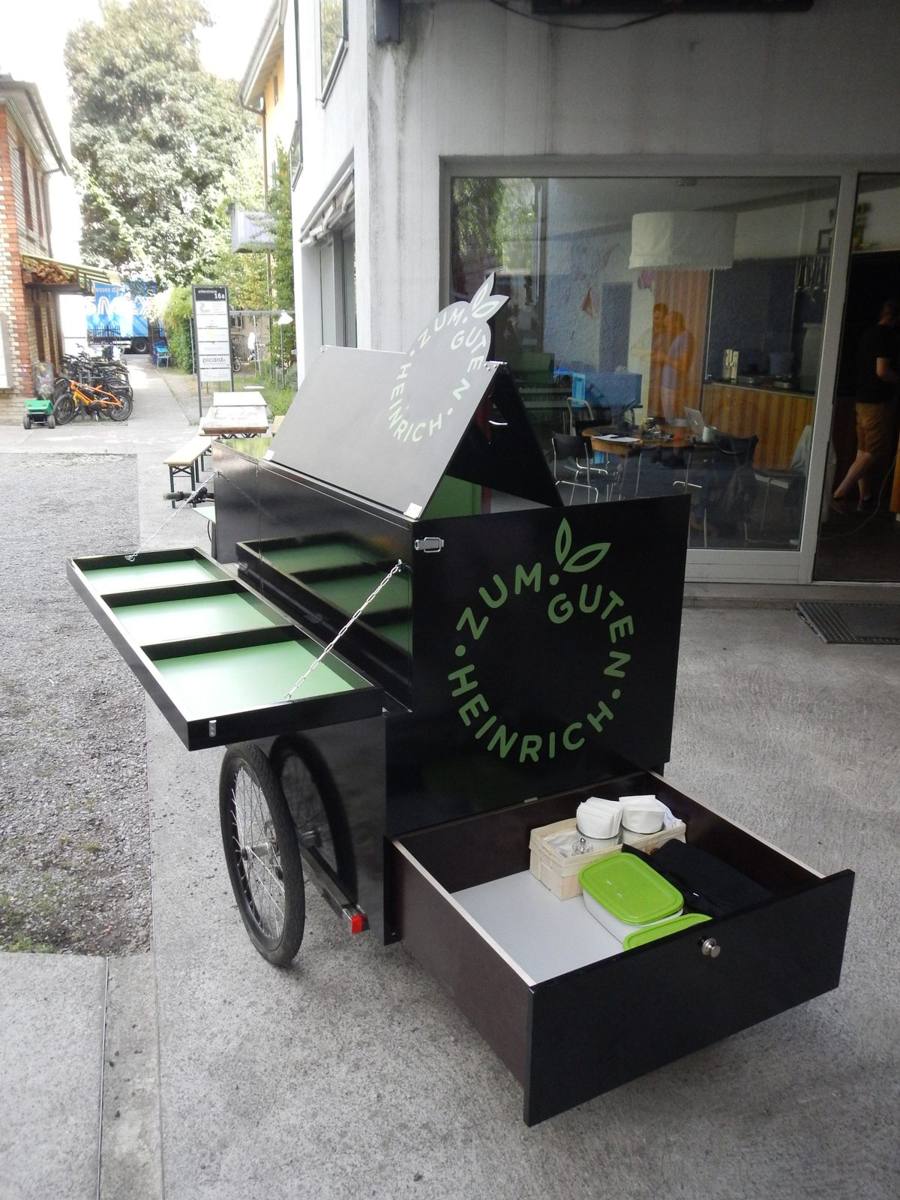 Lunch Box mit ausgezogenen Schubladen