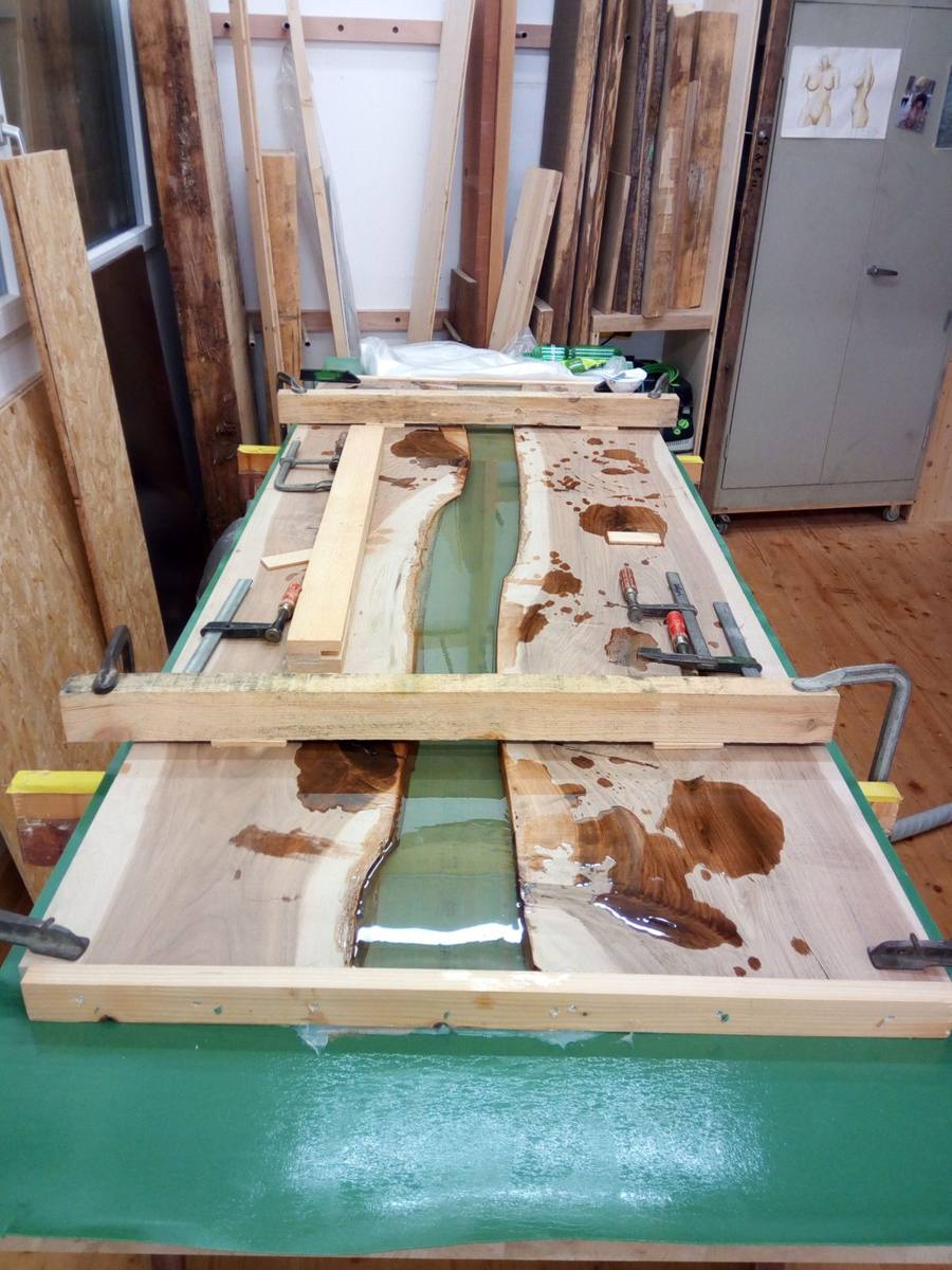 Flusstisch mit Harzkanal in der Werkstatt