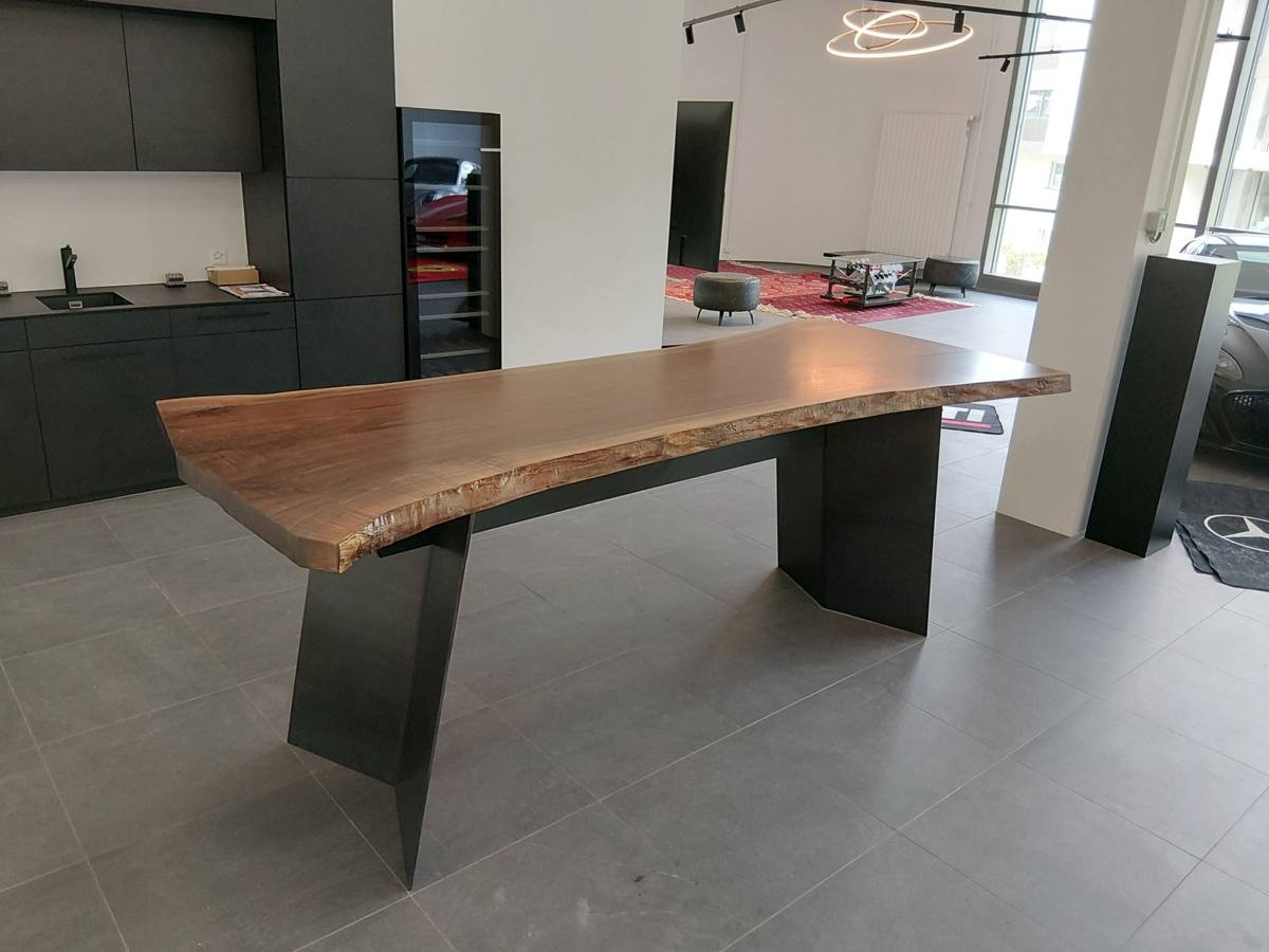 Langer Tisch mit Stahlfuss im Ausstellungsraum