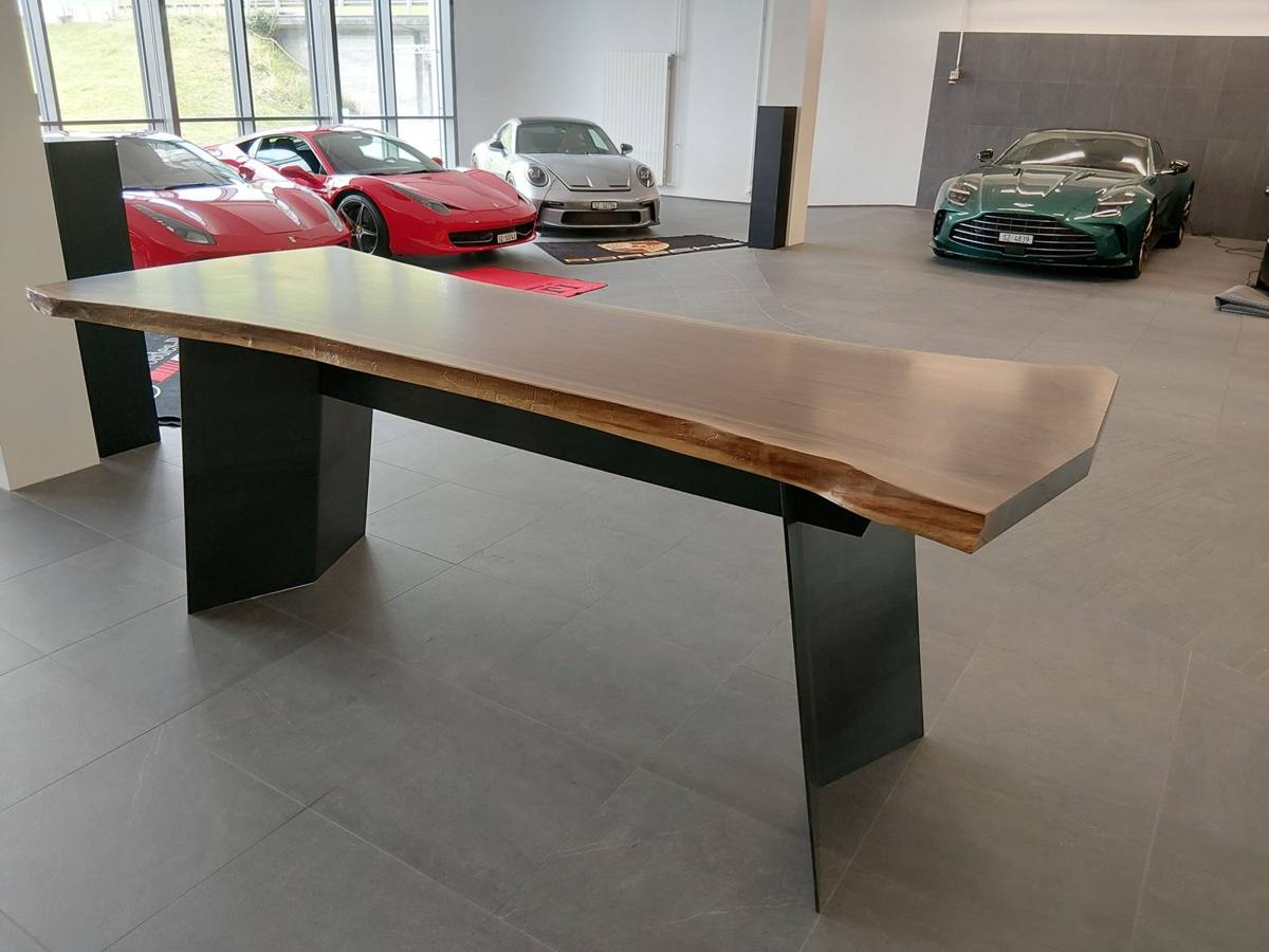 Tisch mit Baumkante