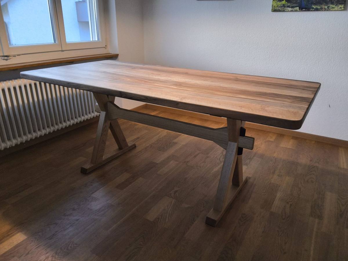 Esstisch mit Holzplatte