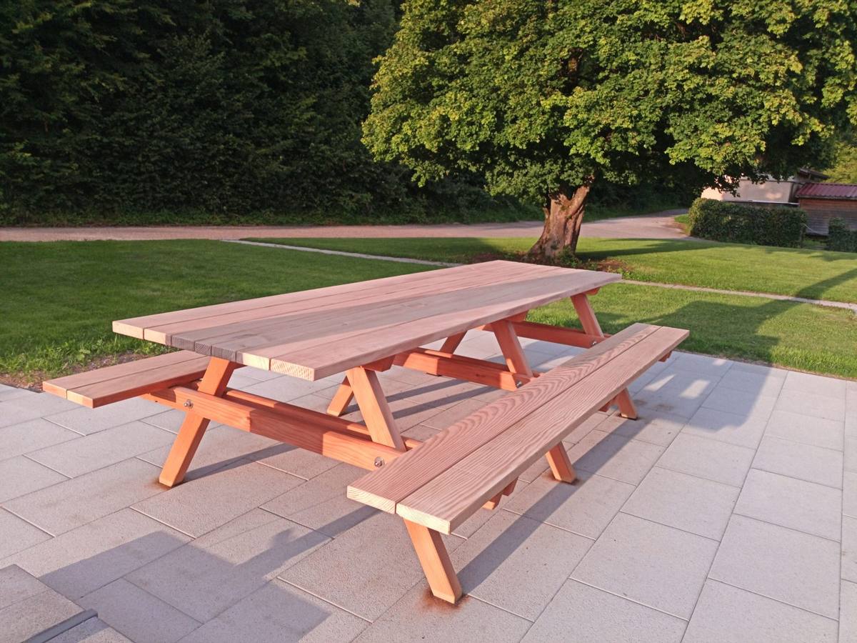 Picknicktisch im Garten