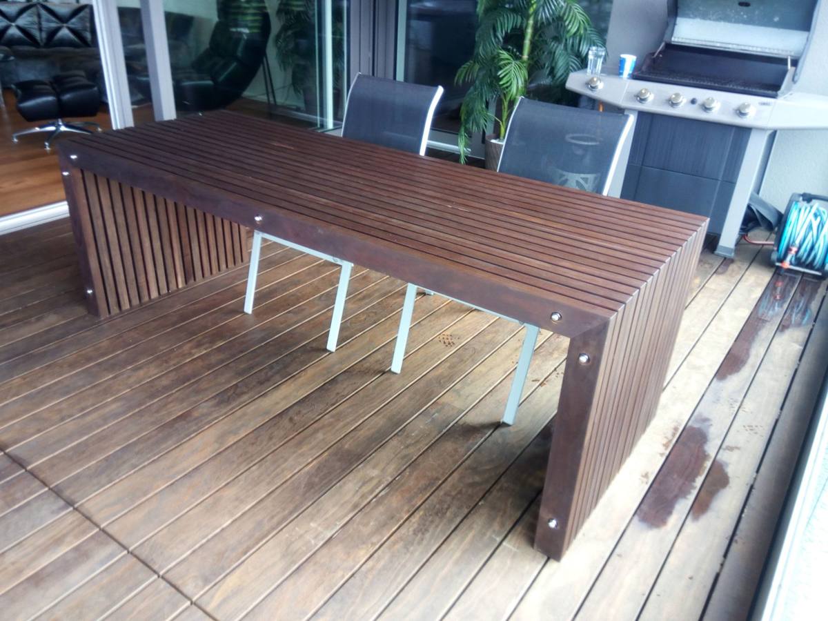 Lamellentisch auf der Terrasse