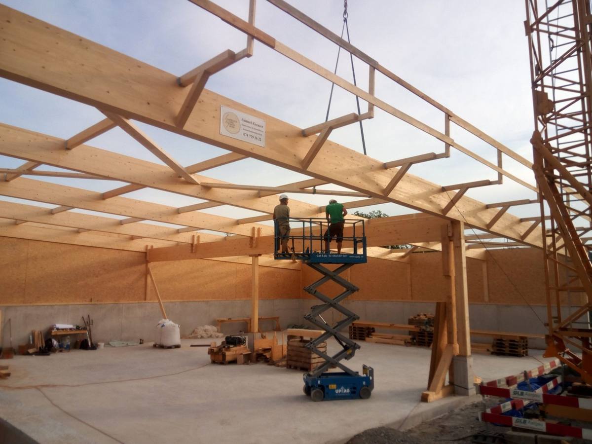 Dachkonstruktion aus Holz mit Hebebühne