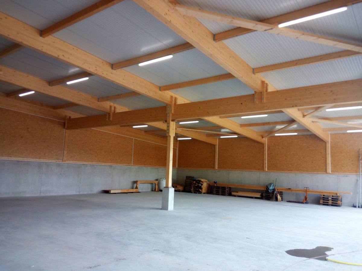 Innenraum der Halle mit sichtbarer Holzkonstruktion