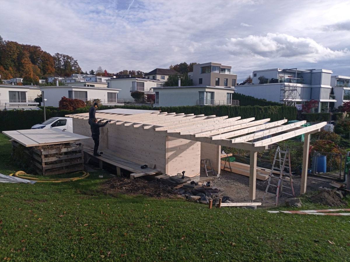 Gartenunterstand aus Holz im Aufbau