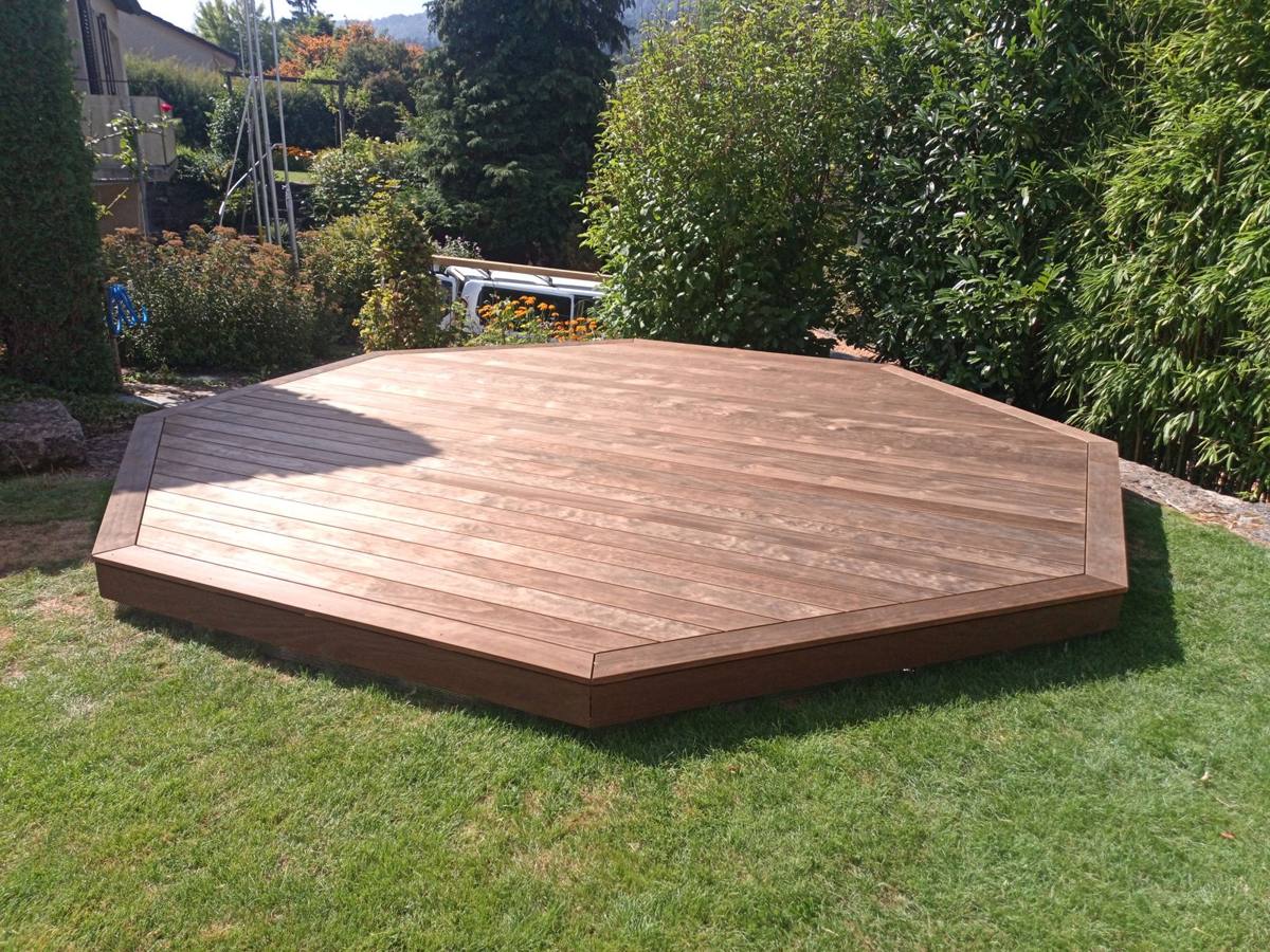 Achteckiges Holzdeck im Rasen