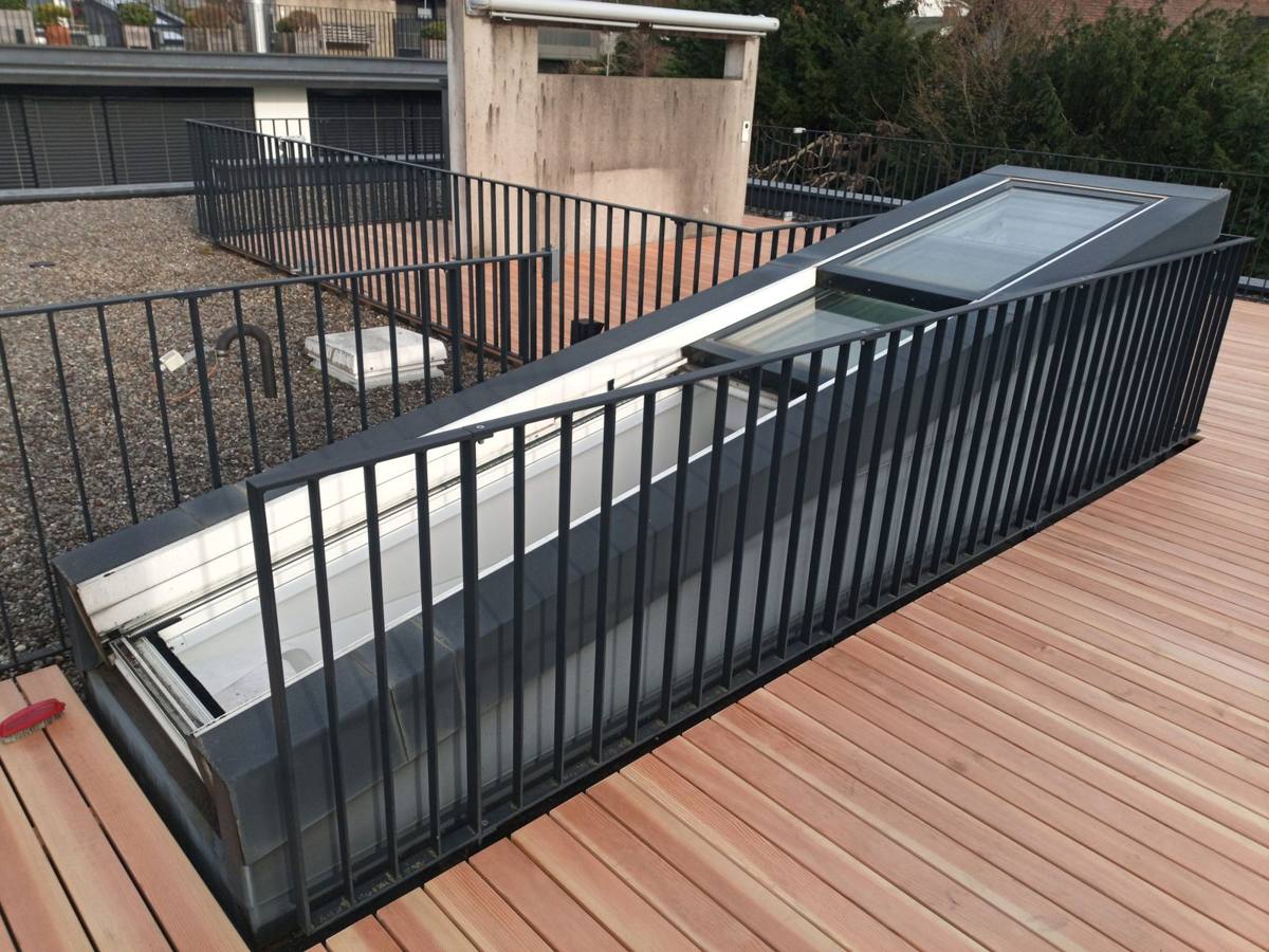 Terrasse mit Holzdeck, Oberlicht und Geländer