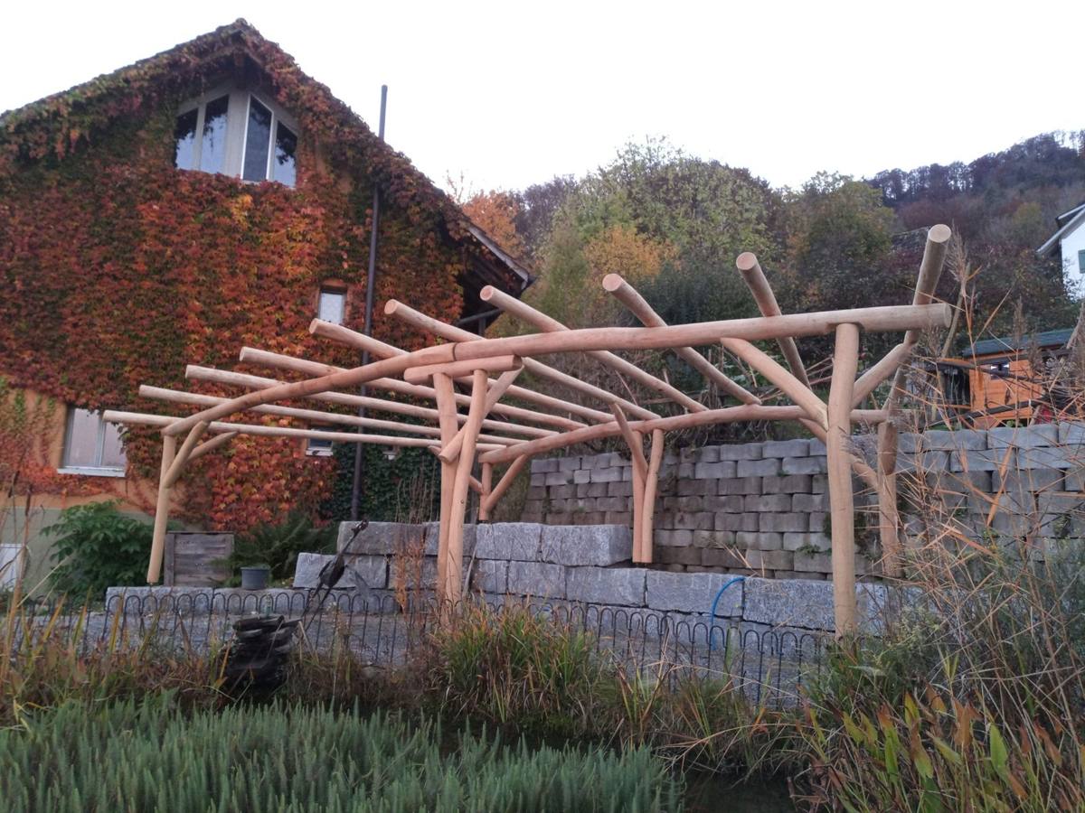 Holzpergola am Hang