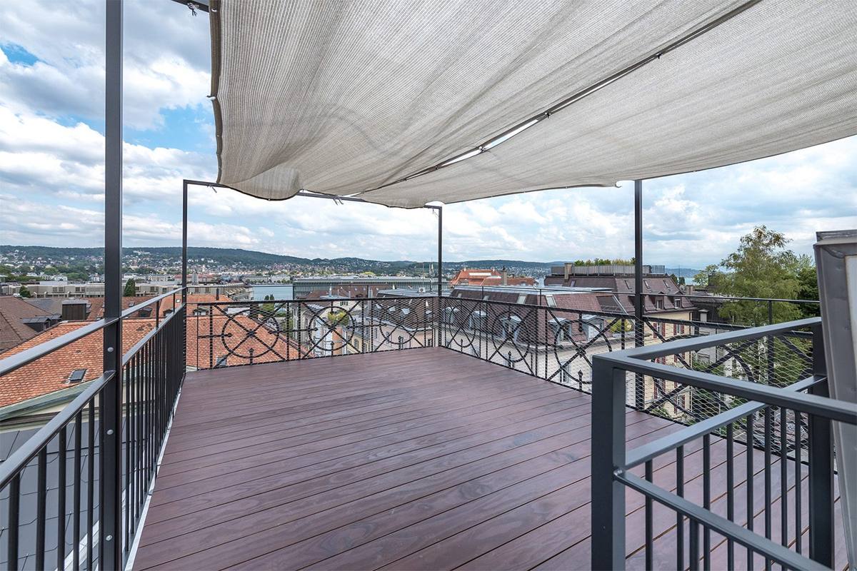 Dachterrasse mit Holzdeck und Sonnensegel