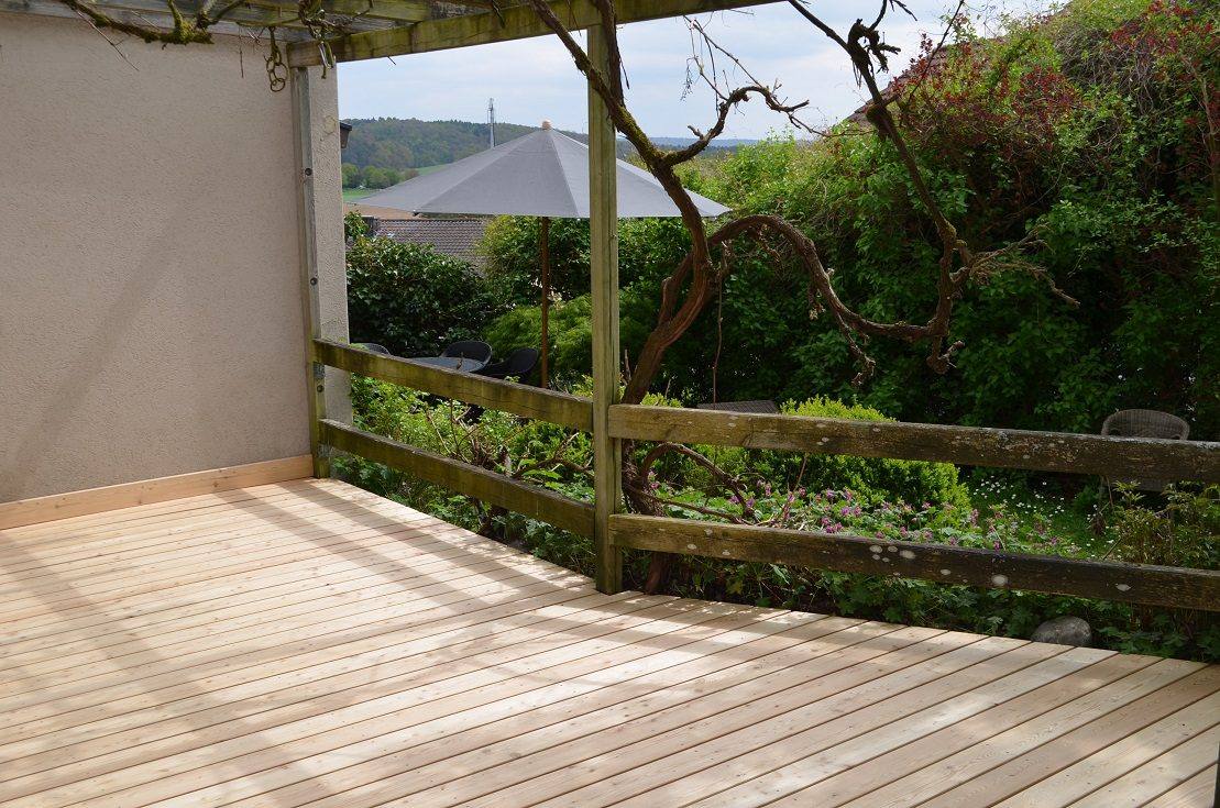 Holzdeck unter einer Pergola