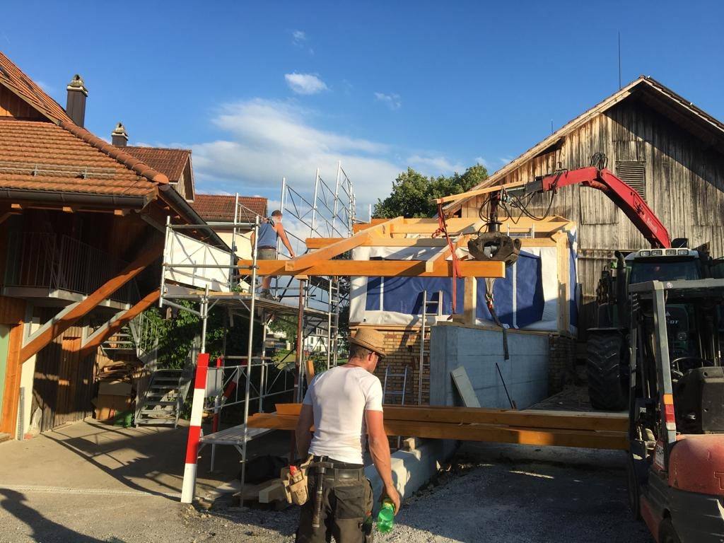 Aufstockung mit Kran und Traktor