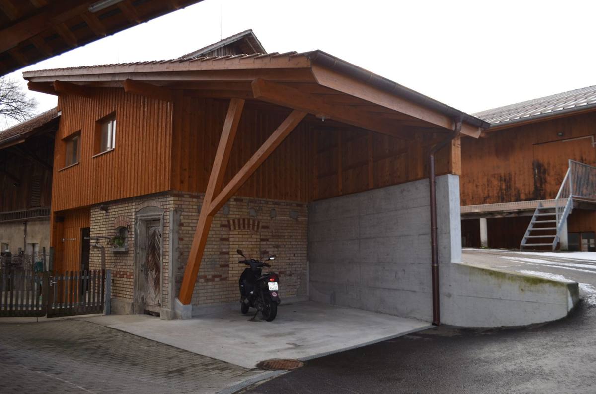 Fertiger Anbau mit Vordach und Holzstützen