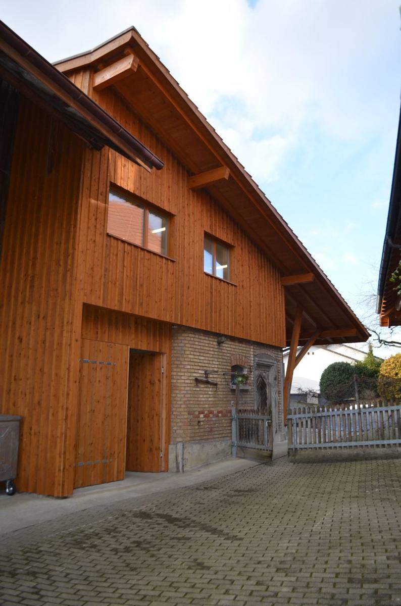 Holzfassade mit Fenstern
