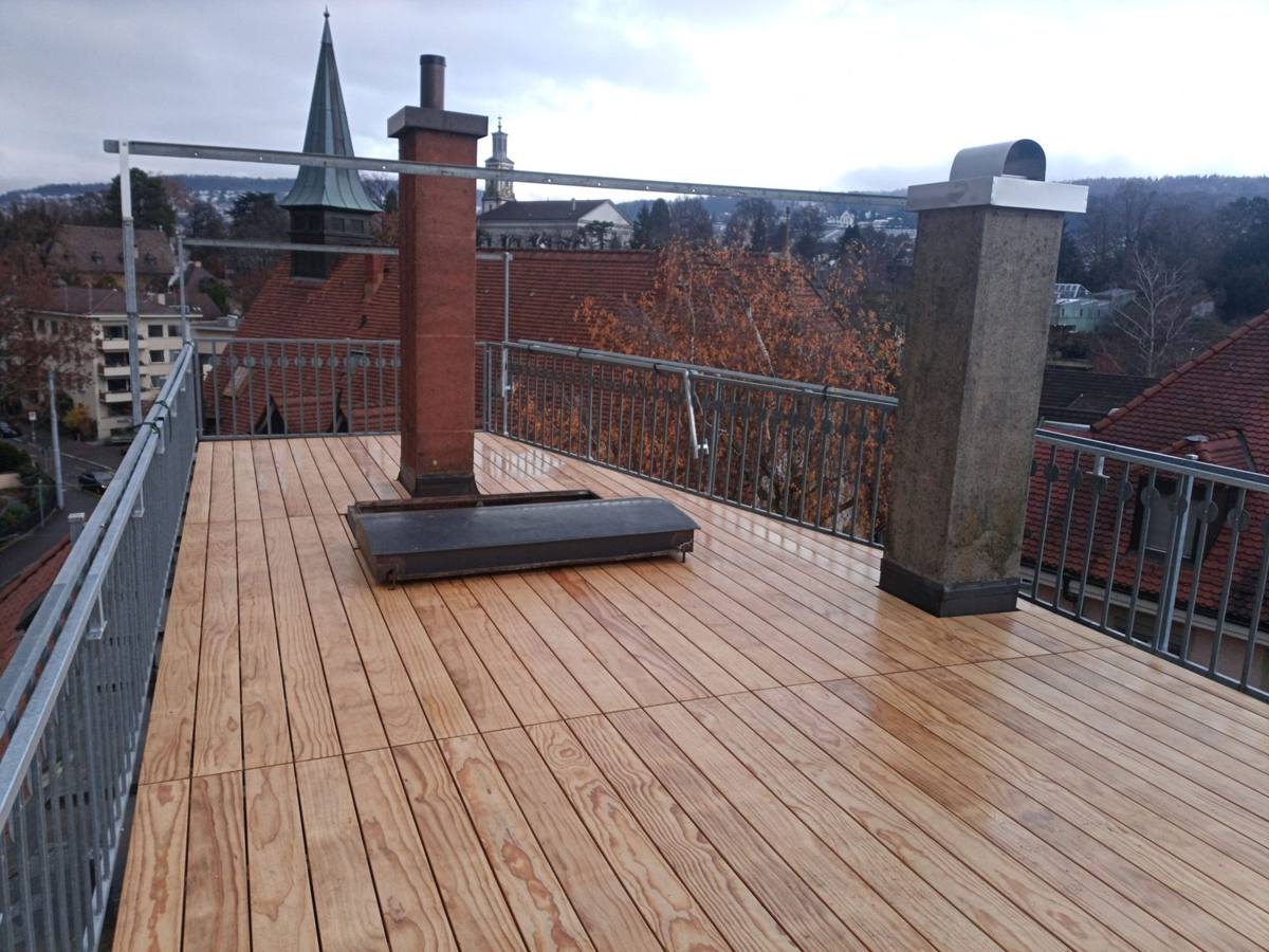 Terrasse mit Holzdeck und Kamin
