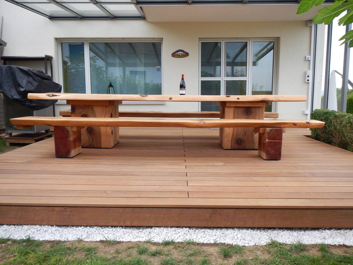 Holzdeck aus Ipé mit Sitzgruppe