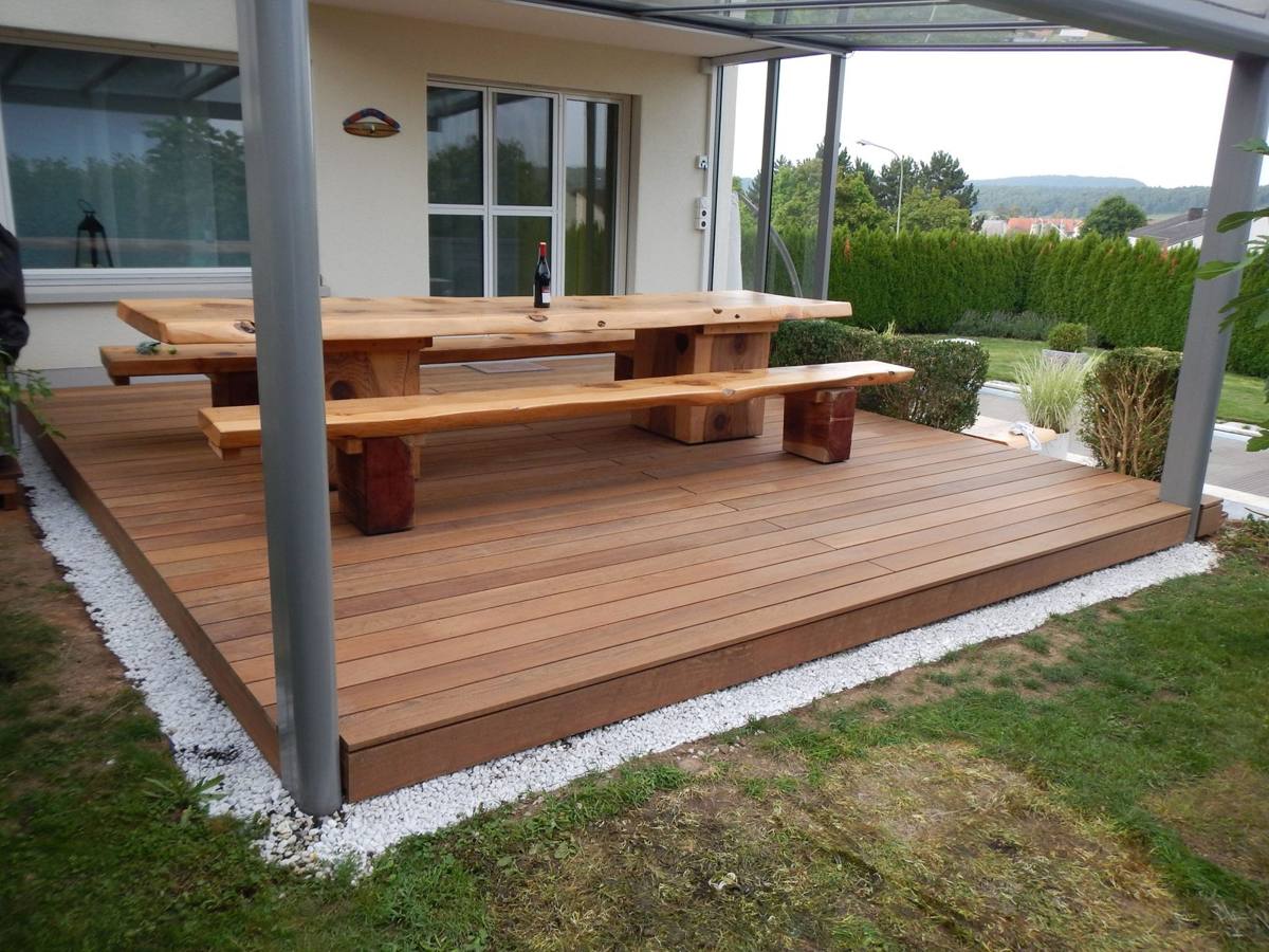 Holzdeck mit Tisch und Bänken