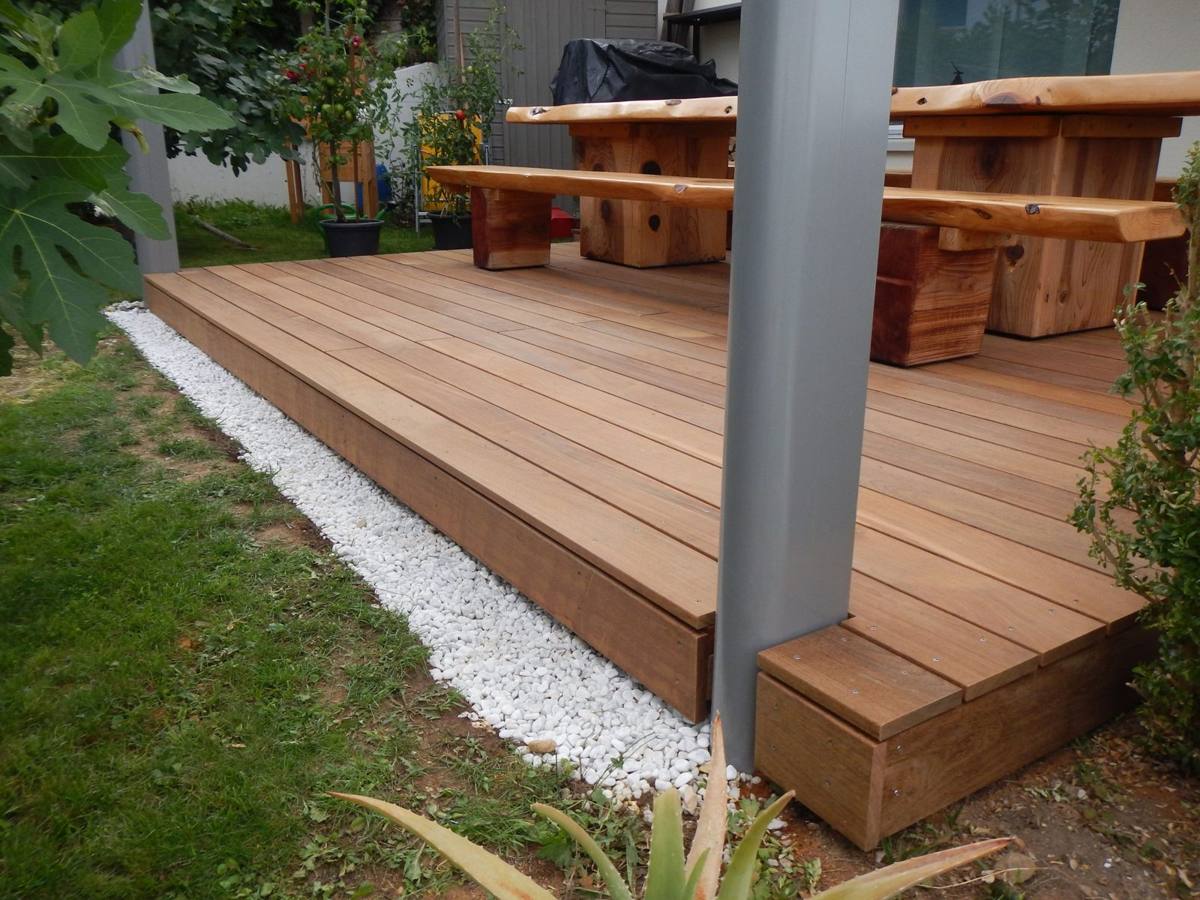 Holzdeck mit Randstufe