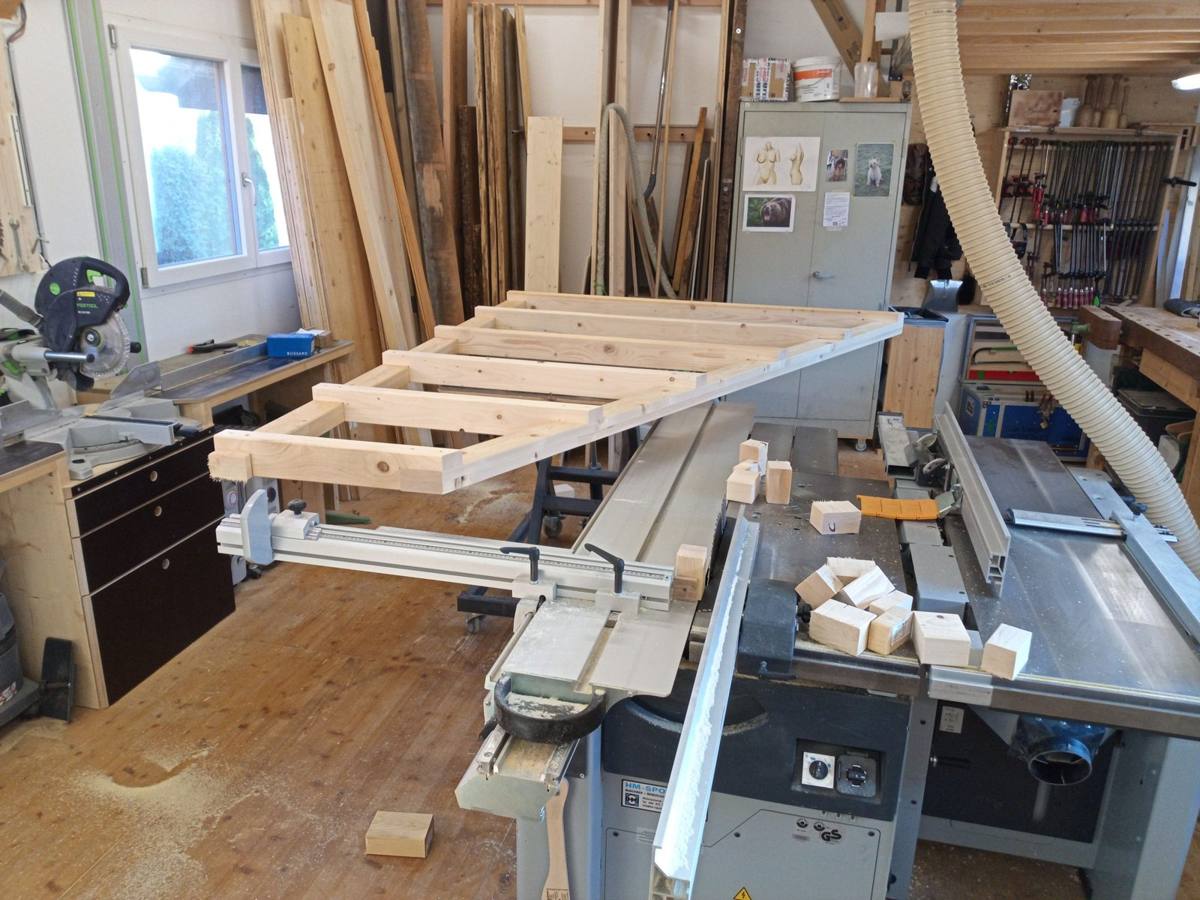 Zuschnitt der Holzelemente in der Werkstatt