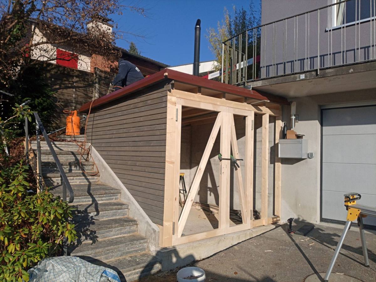 Velogarage im Rohbau mit Dach